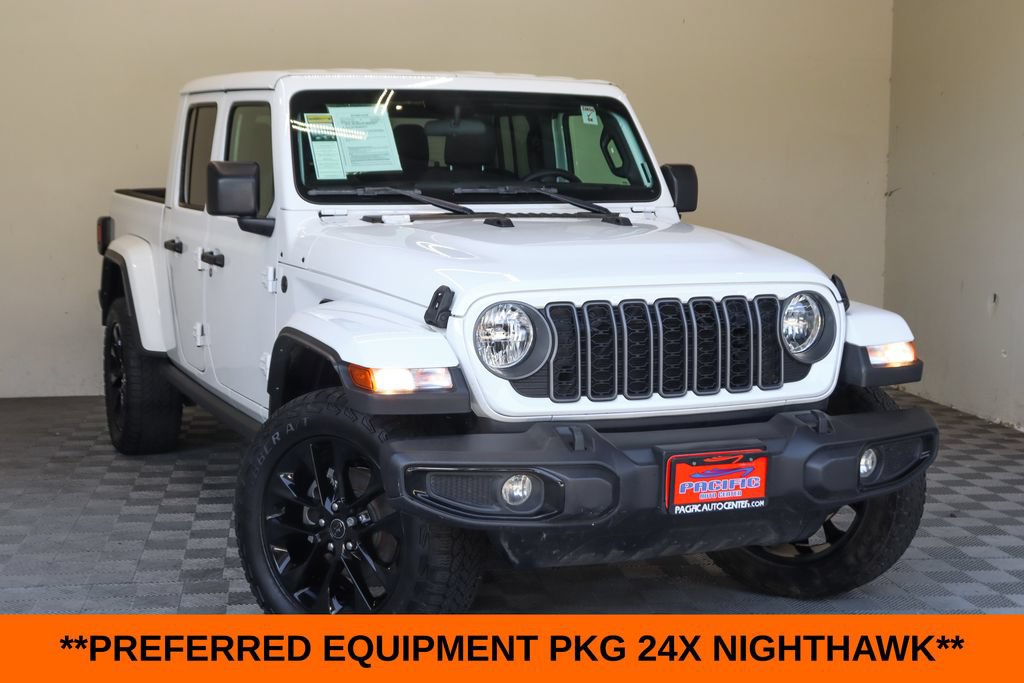 Used 2025 Jeep Gladiator Sport AWD/4WD image 2
