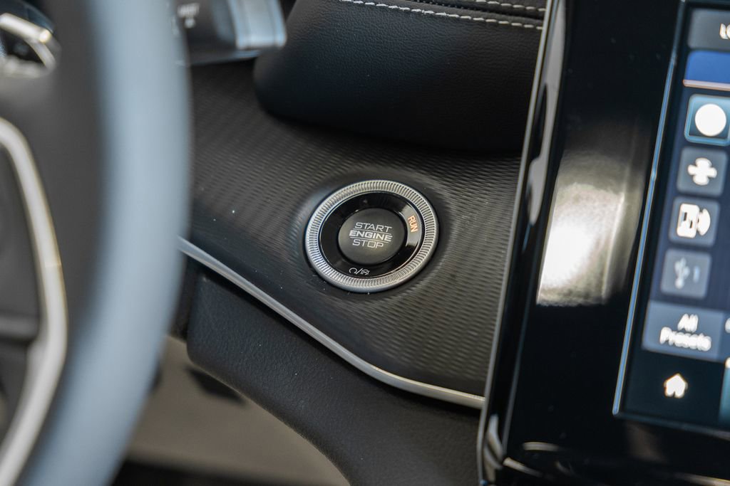 New 2025 Jeep Grand Cherokee Laredo X w/ Luxury Tech Group I image 23