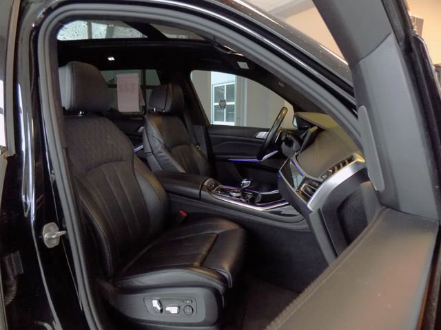 Used 2020 BMW X7 M50i image 21