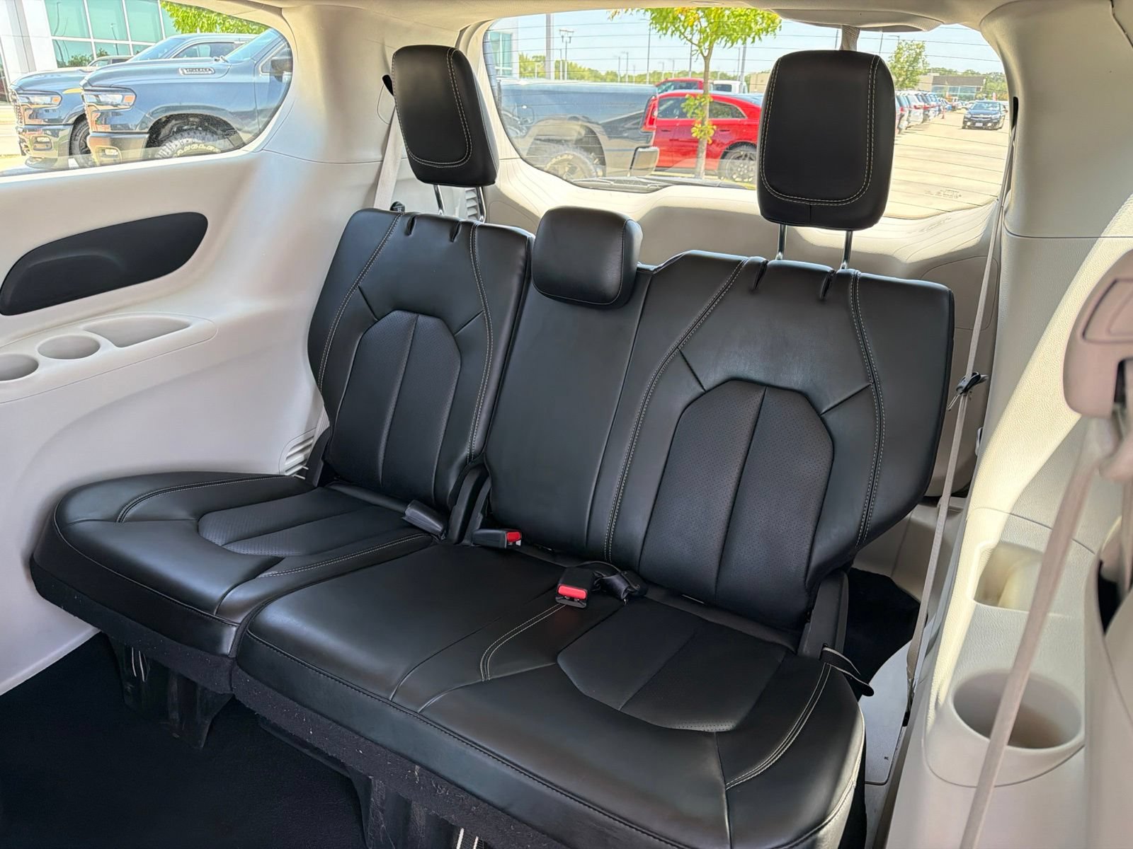 Used 2023 Chrysler Pacifica Touring-L FWD image 17
