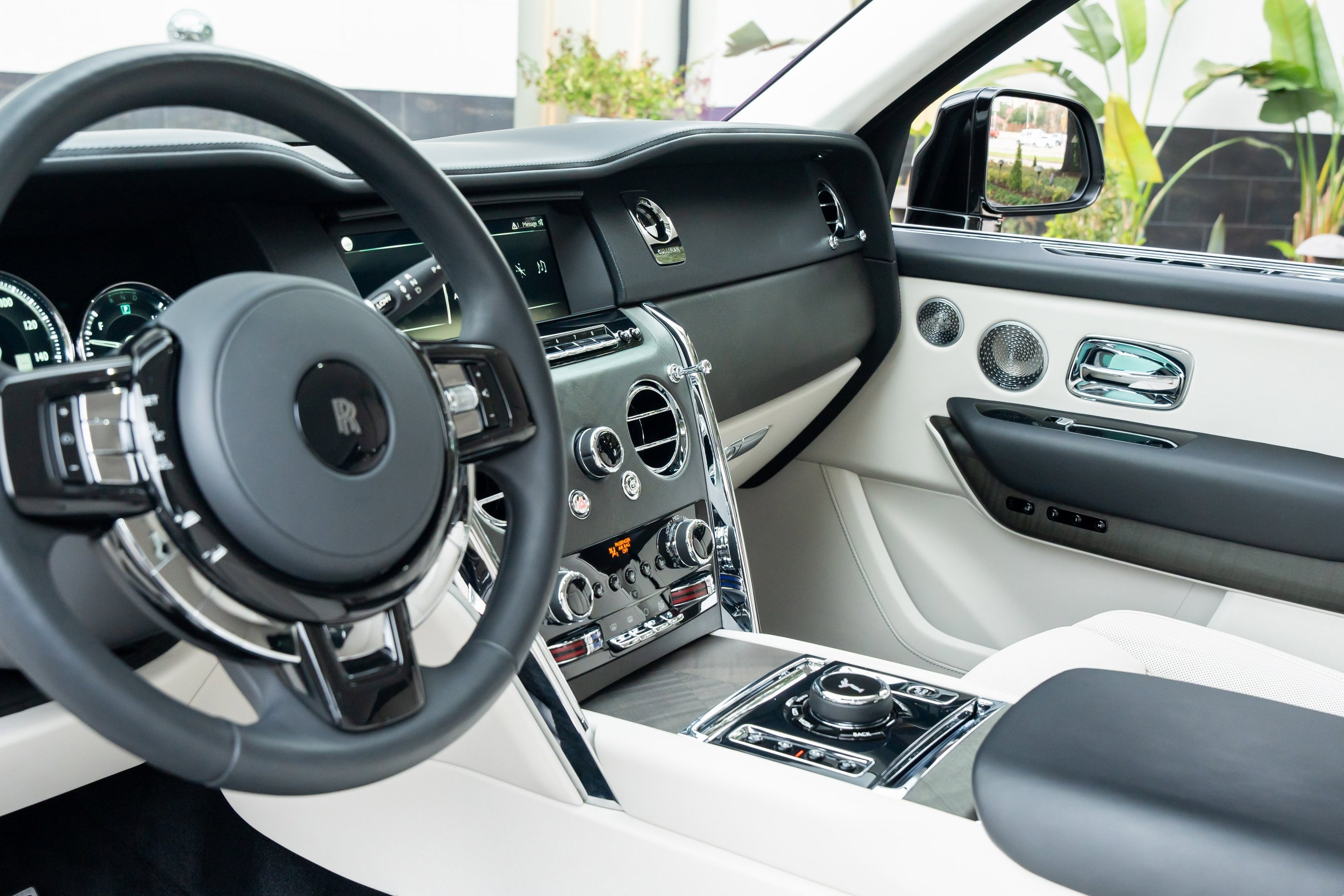 Used 2023 Rolls-Royce Cullinan w/ Cullinan Package image 31