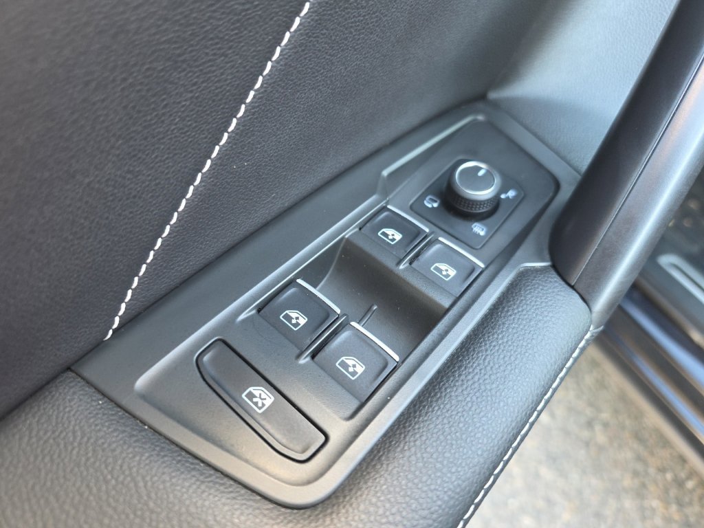 Used 2023 Volkswagen Tiguan SEL R-Line AWD/4WD image 10