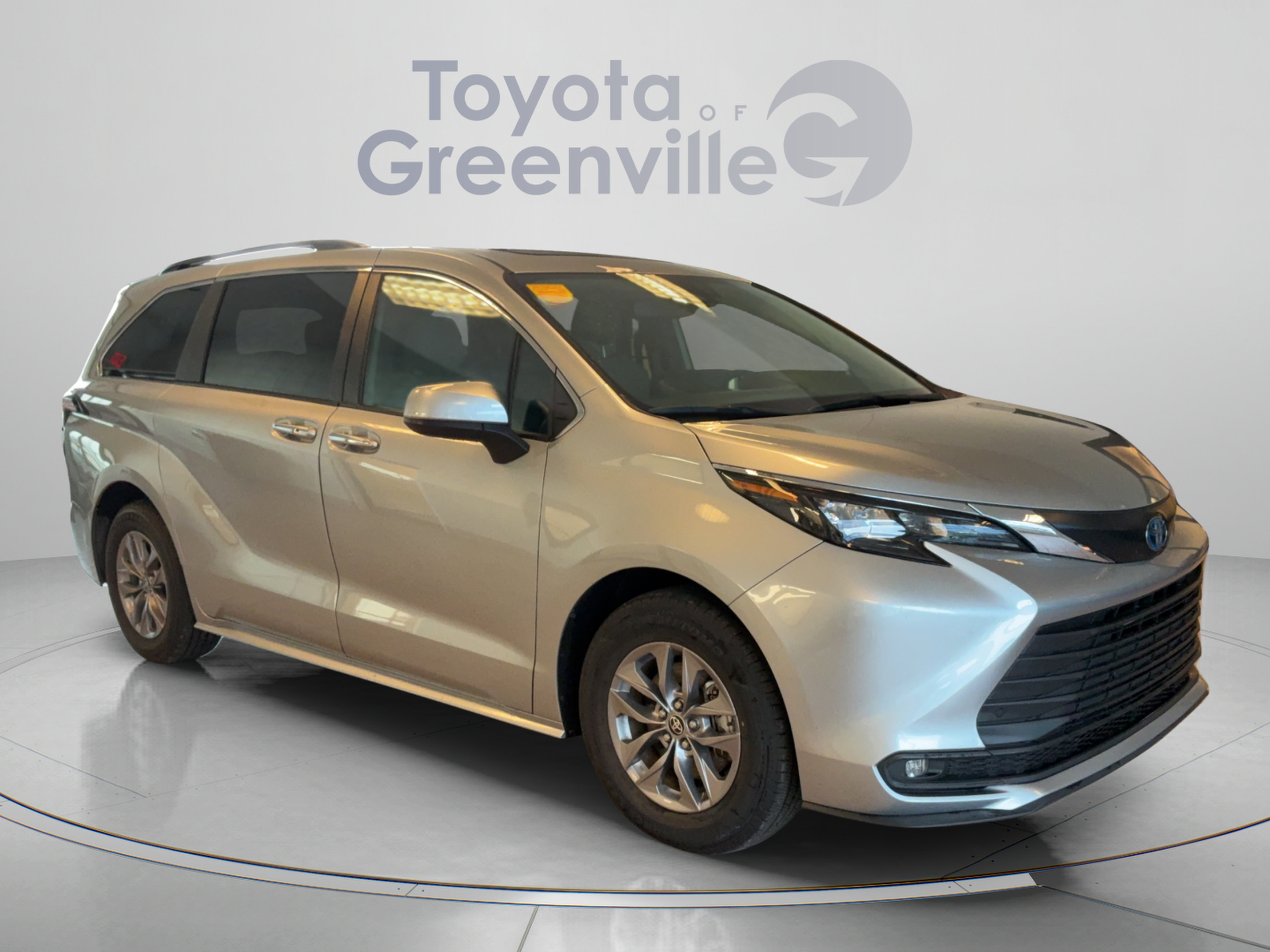 Certified 2025 Toyota Sienna XLE FWD image 8