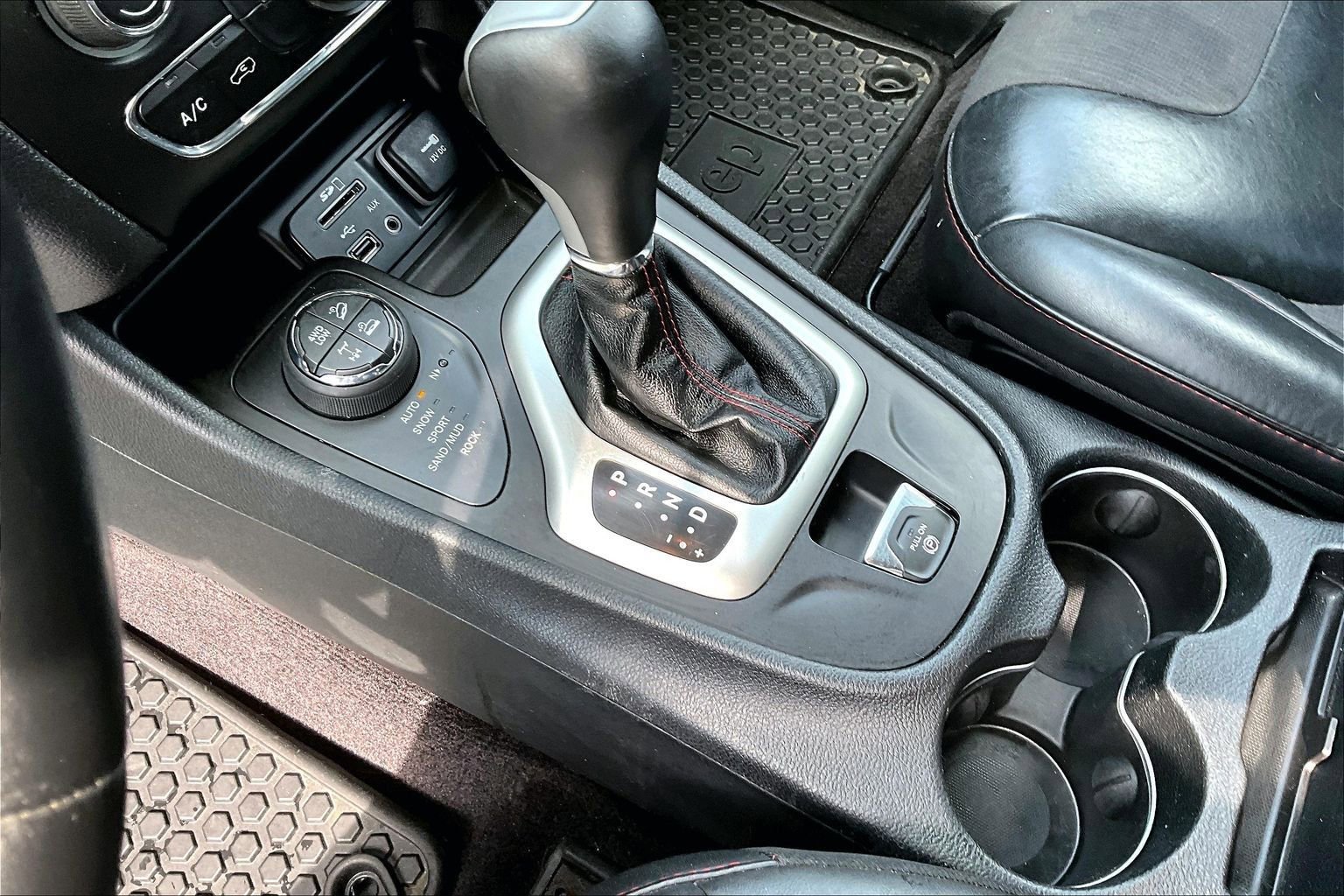 Used 2017 Jeep Cherokee Trailhawk w/ Cold Weather Group image 18