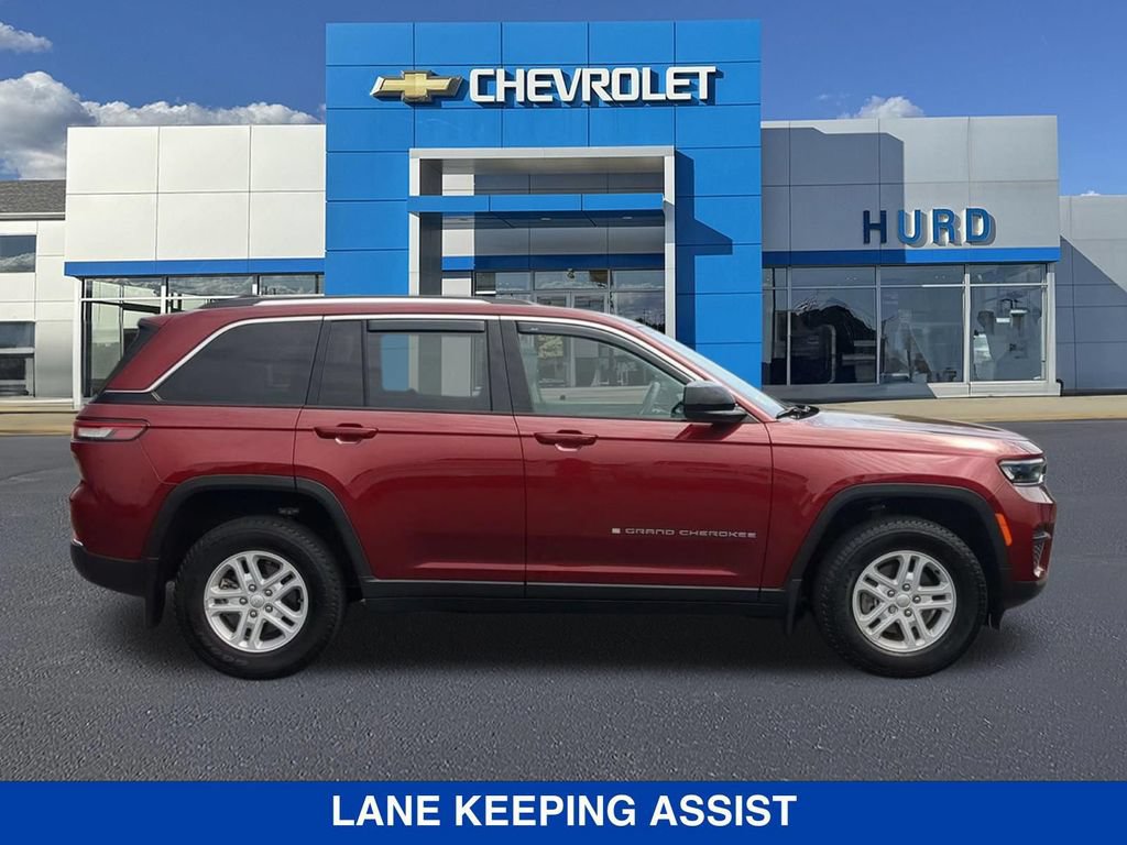 Used 2023 Jeep Grand Cherokee Laredo AWD/4WD image 3