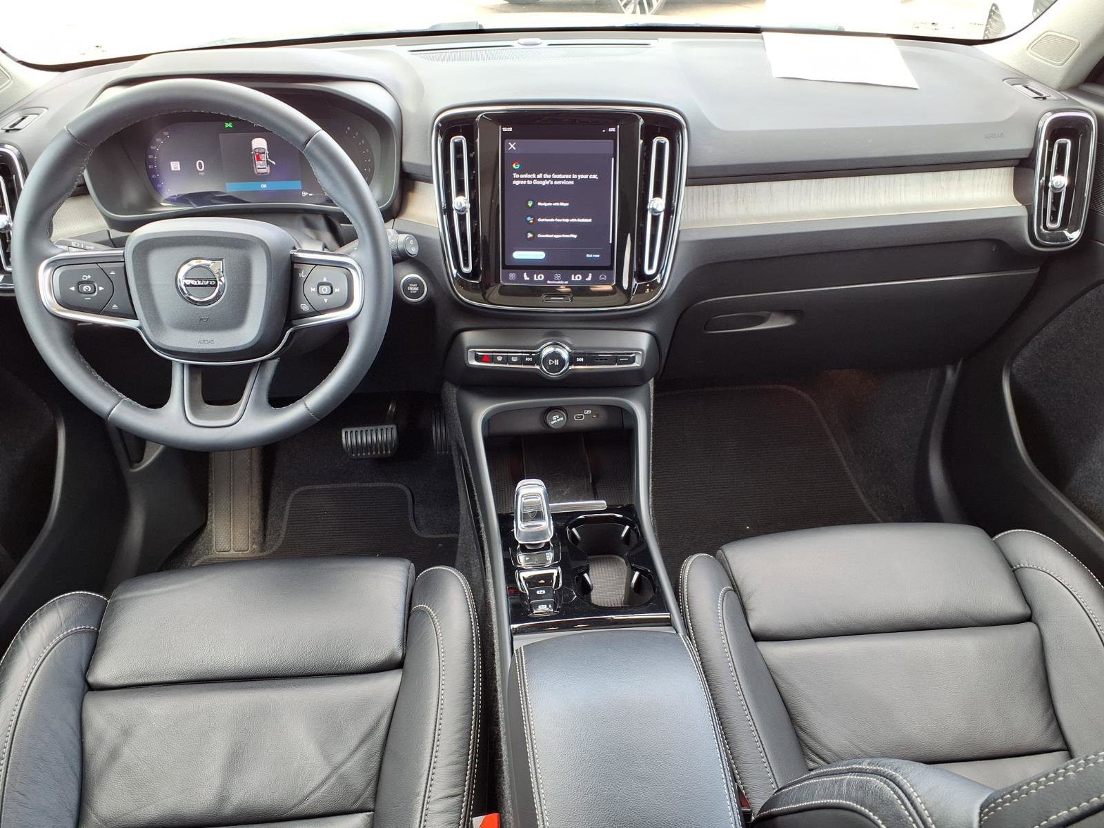 Used 2023 Volvo XC40 B5 Plus image 17