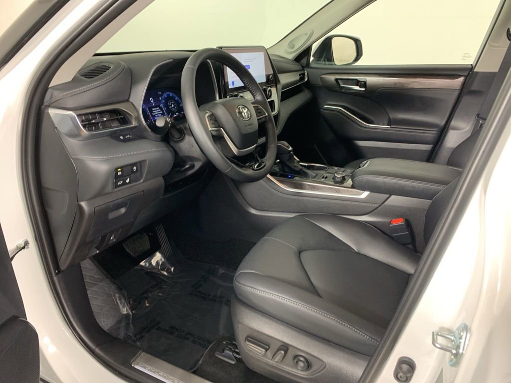 Used 2026 Toyota Highlander Limited image 34