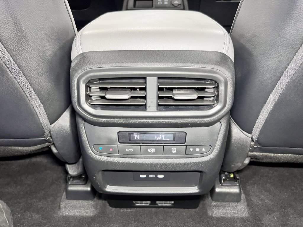 Used 2025 Honda Pilot Touring image 17