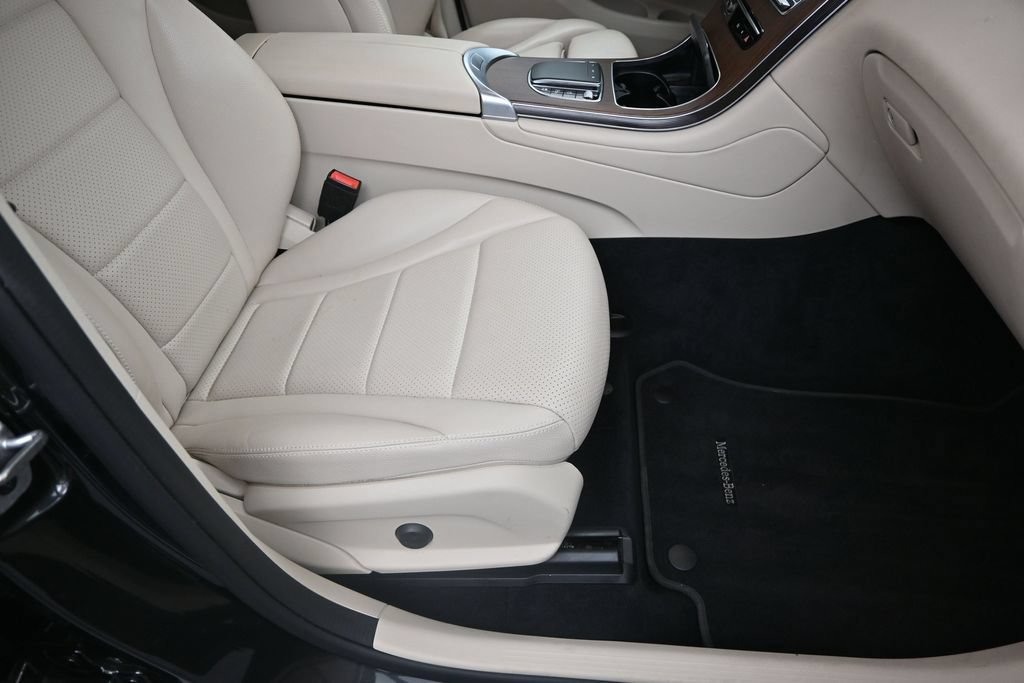 Used 2022 Mercedes-Benz GLC 300 4MATIC w/ Driver Assistance Package image 22