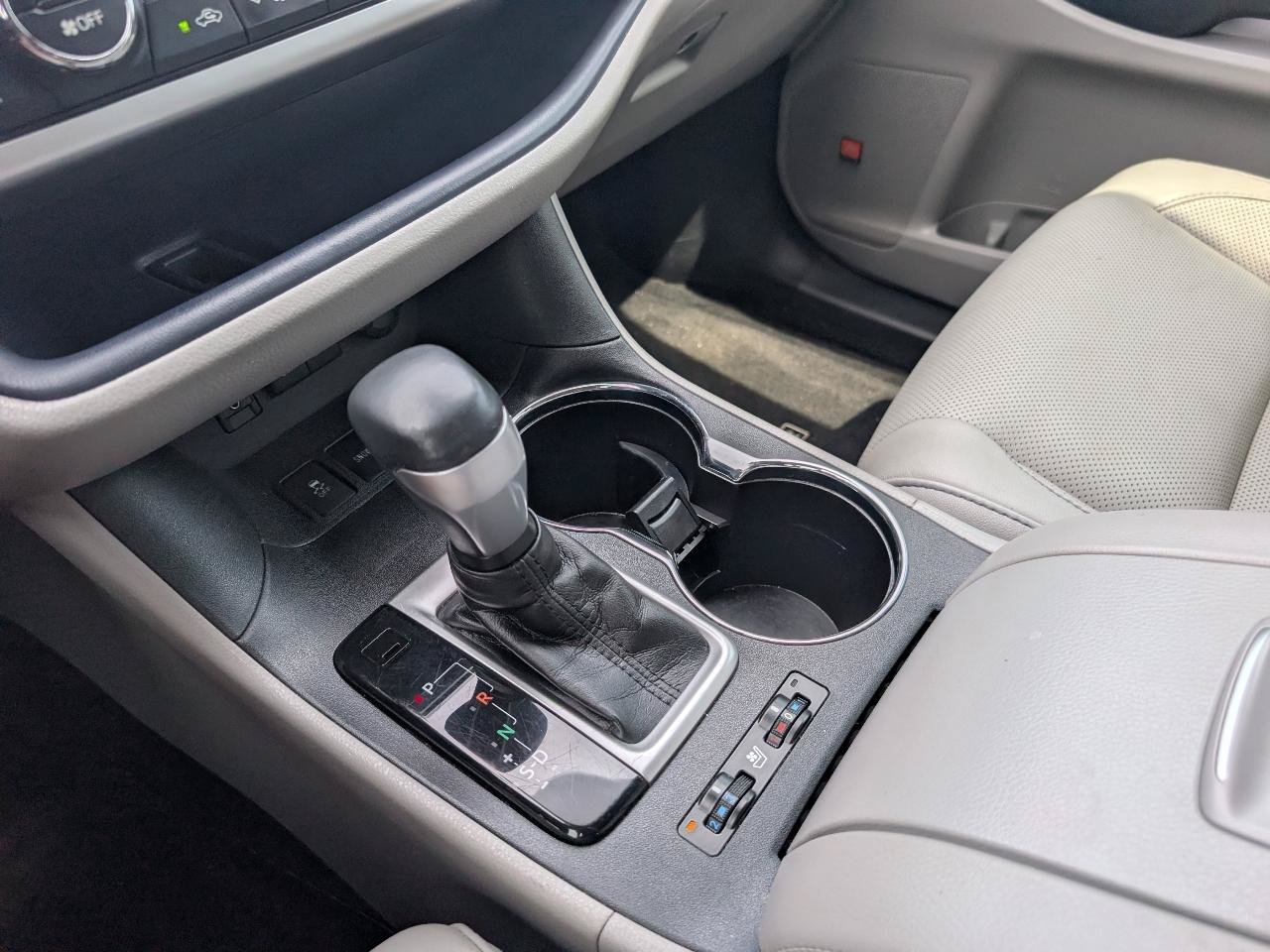 Used 2018 Toyota Highlander Limited FWD image 23