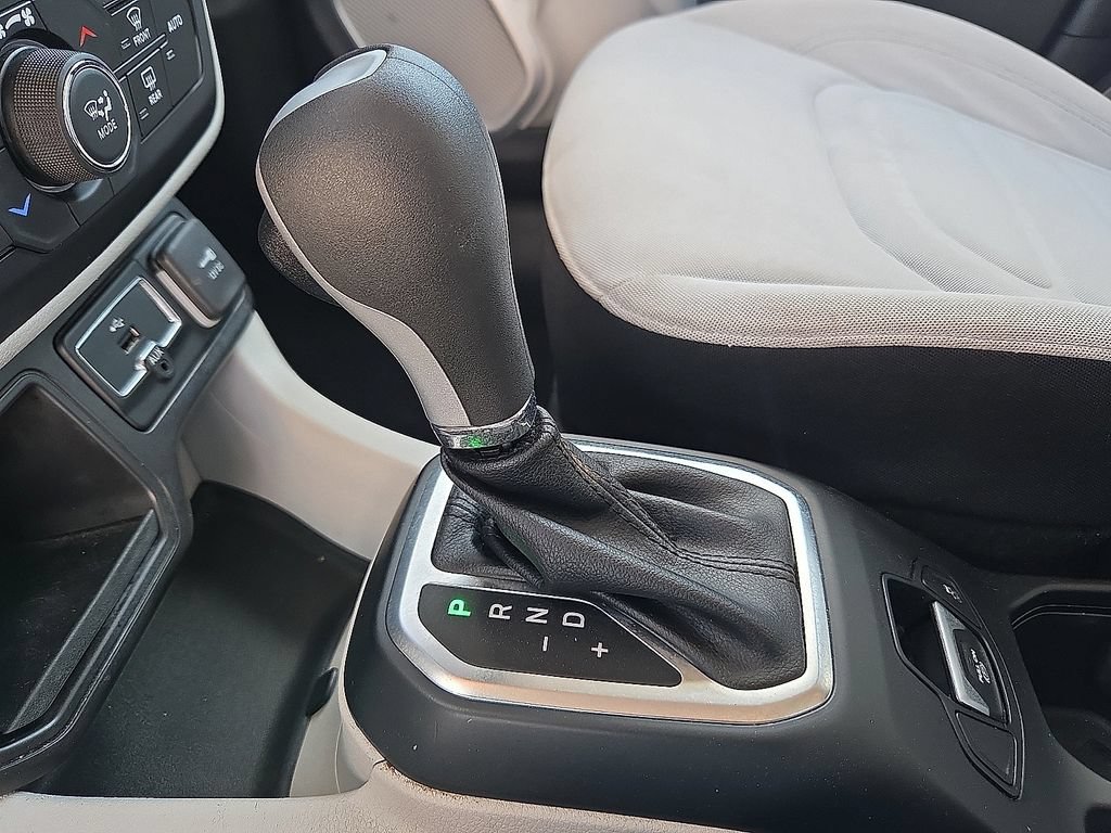 Used 2019 Jeep Renegade Latitude FWD image 17