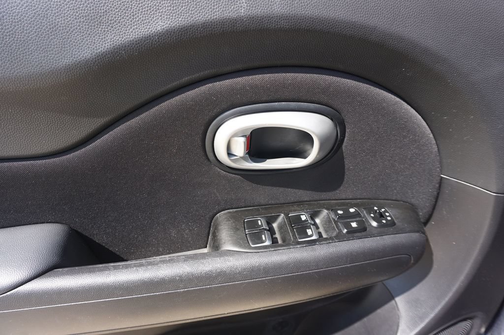 Used 2018 Kia Soul + FWD image 3