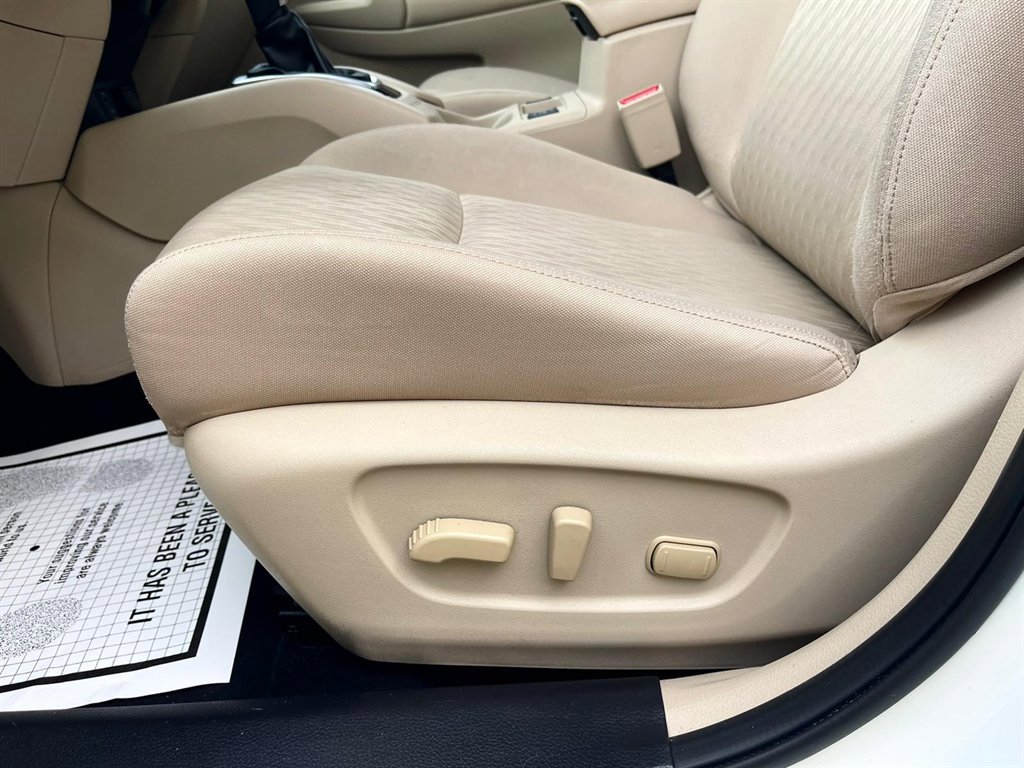 Used 2017 Nissan Rogue SV w/ SV Premium Package image 19