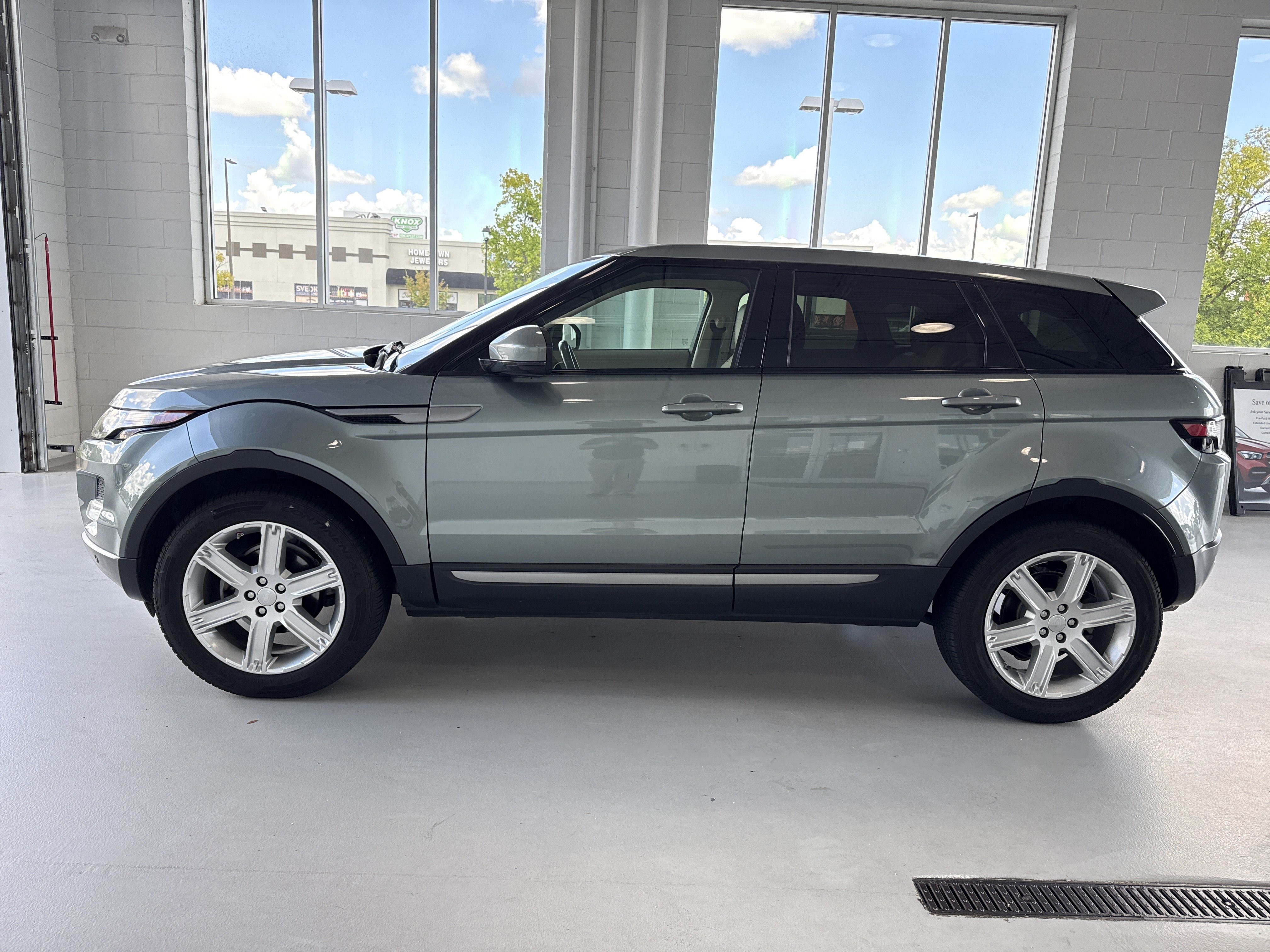 Used 2015 Land Rover Range Rover Evoque Pure Plus AWD/4WD image 2