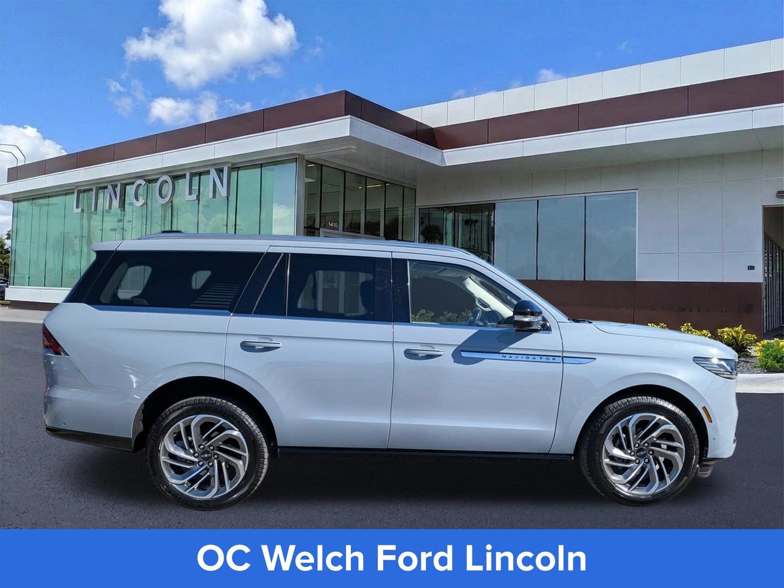 Certified 2025 Lincoln Navigator Reserve AWD/4WD image 4