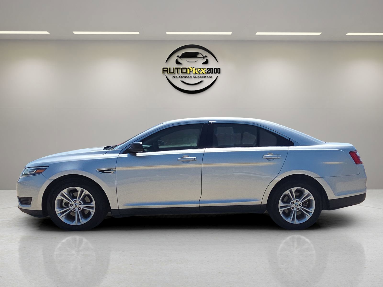 Used 2018 Ford Taurus SE FWD image 4