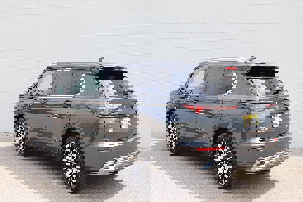 Used 2025 Mitsubishi Outlander SEL image 41