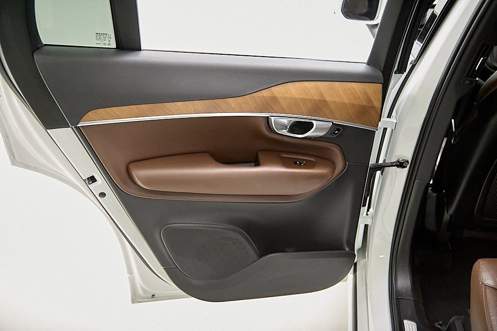 Certified 2024 Volvo XC90 T8 Plus w/ Protection Package Premier image 19