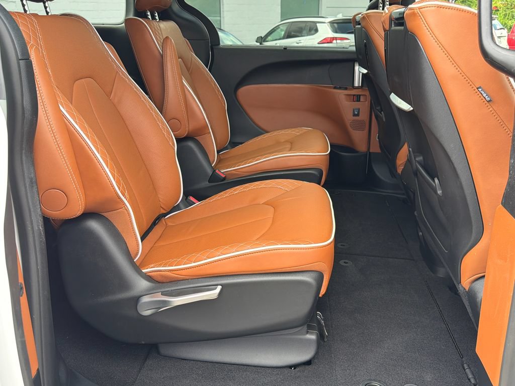 Used 2024 Chrysler Pacifica Pinnacle AWD/4WD image 15