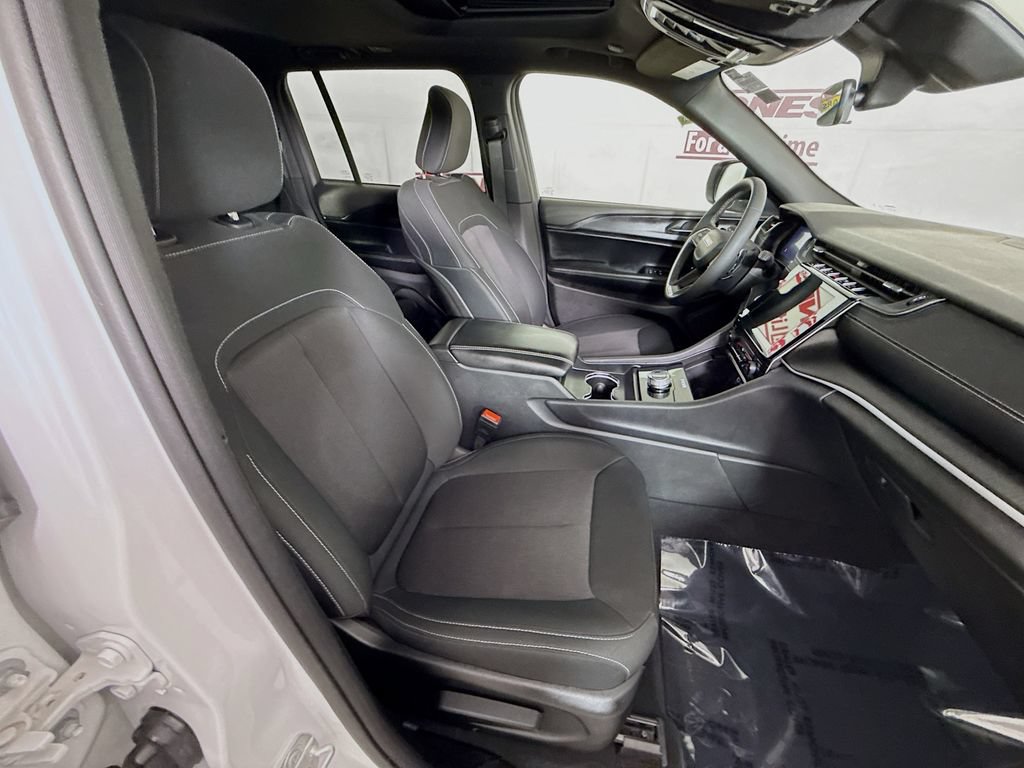 Used 2025 Jeep Grand Cherokee Laredo X AWD/4WD image 32
