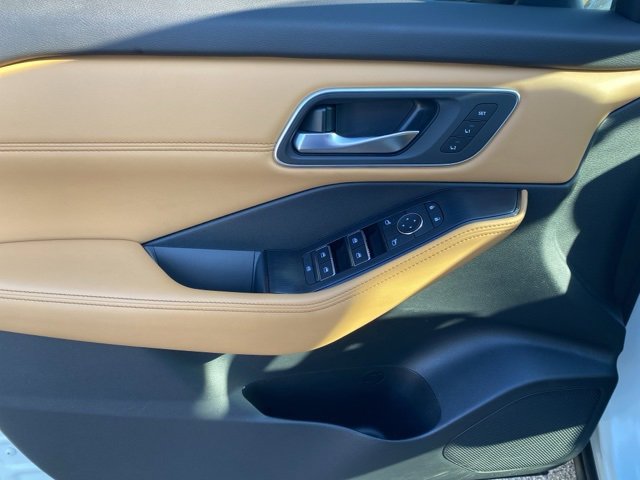 Used 2021 Nissan Rogue Platinum image 9