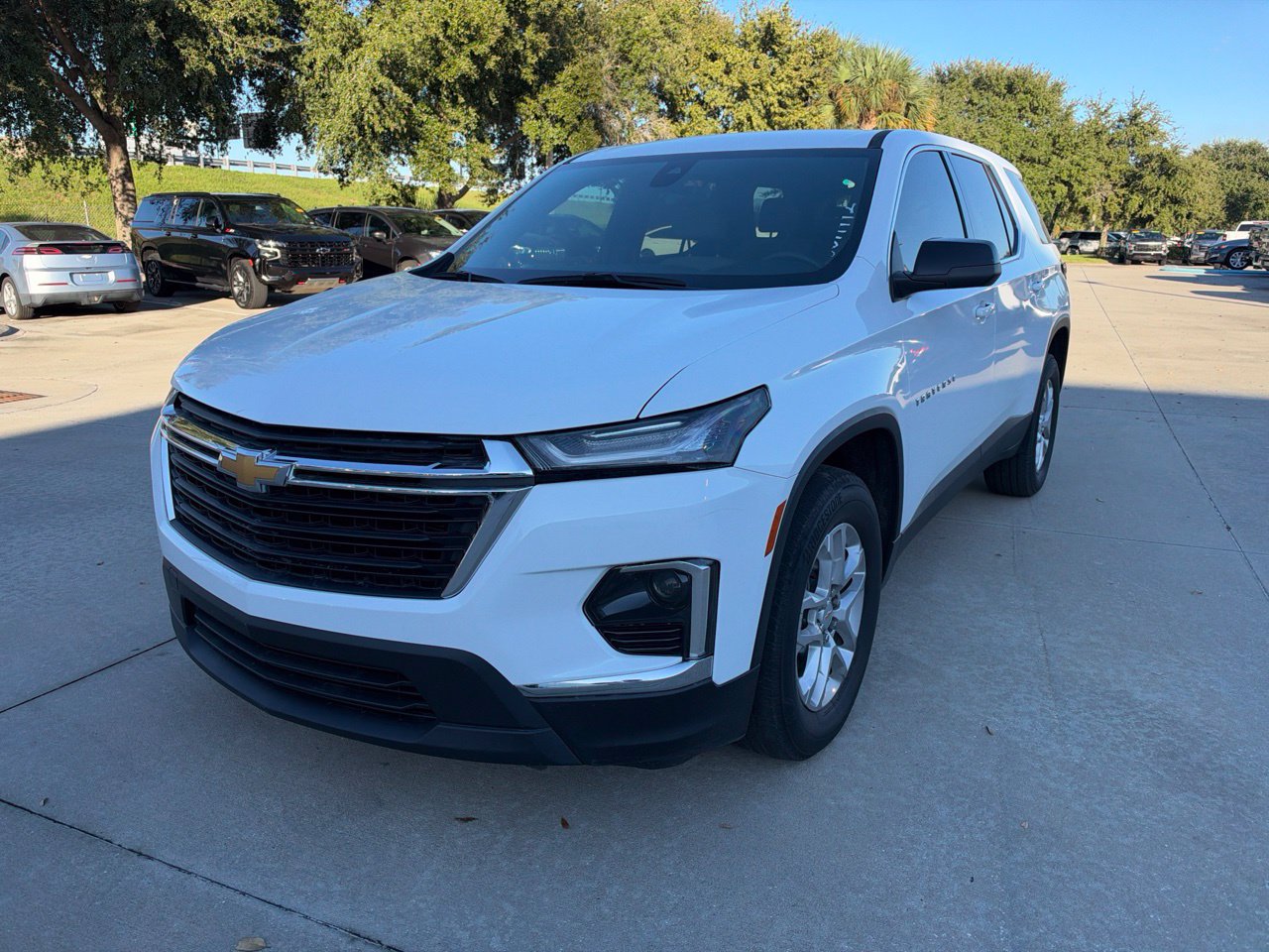 Used 2023 Chevrolet Traverse LS FWD image 1
