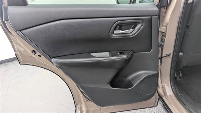 Used 2025 Nissan Rogue SV image 16