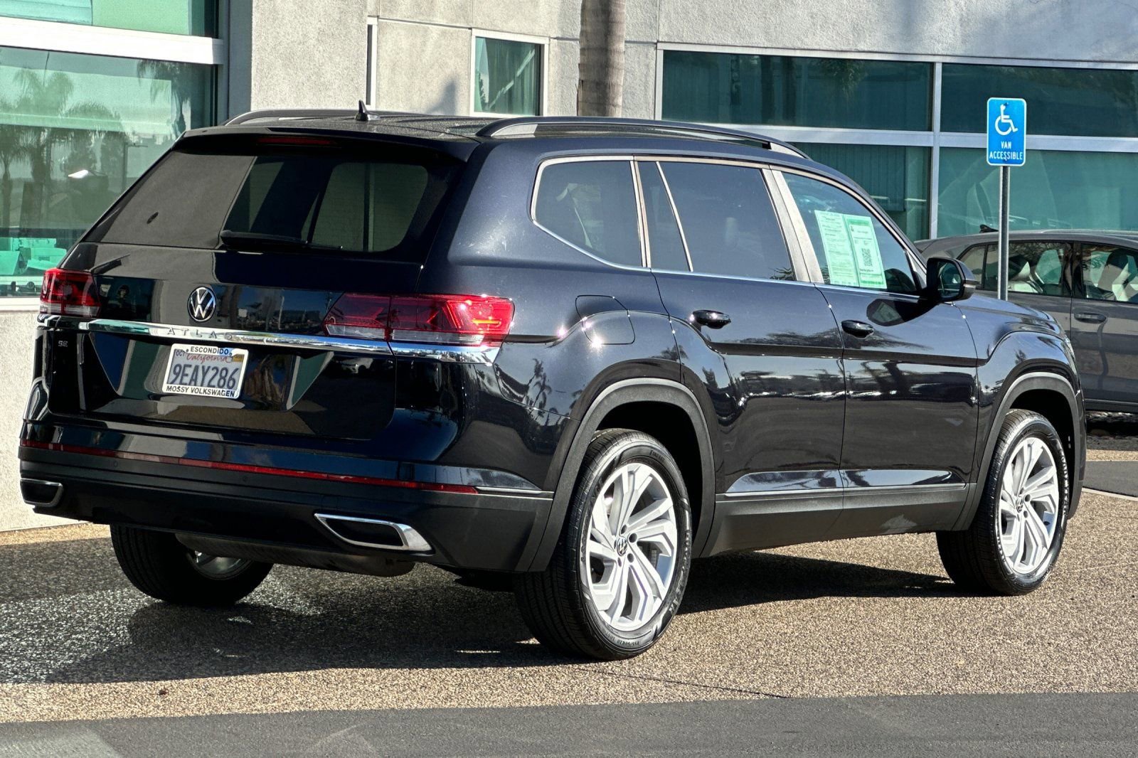 Certified 2022 Volkswagen Atlas SE image 4