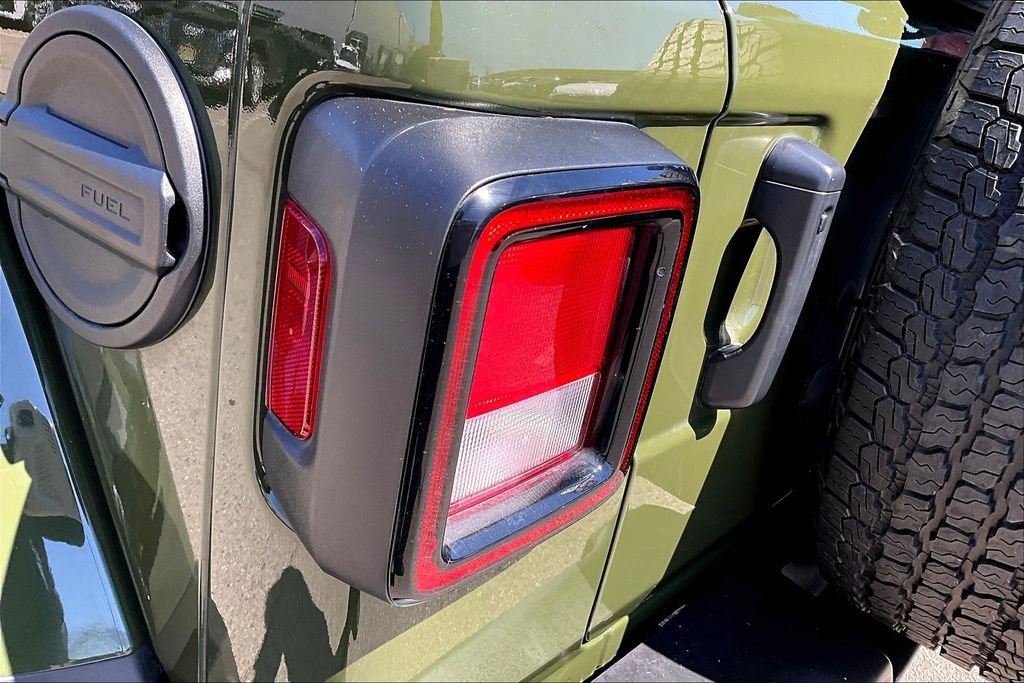 Used 2022 Jeep Wrangler Unlimited Sahara w/ Cold Weather Group AWD/4WD image 23