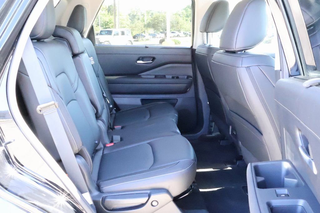 Used 2025 Nissan Pathfinder SL image 10