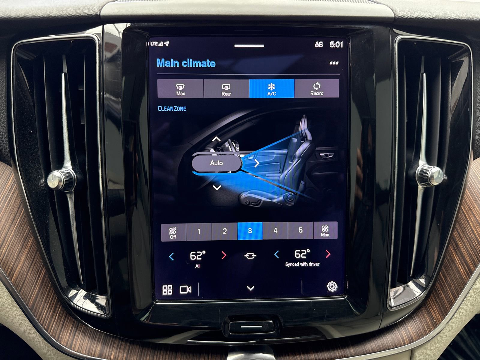 Used 2022 Volvo XC60 B5 Momentum w/ Protection Package Premier FWD image 25