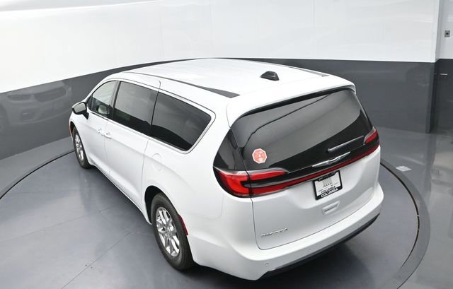 New 2026 Chrysler Pacifica Select image 15