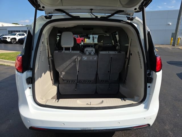 Used 2017 Chrysler Pacifica Touring-L FWD image 26