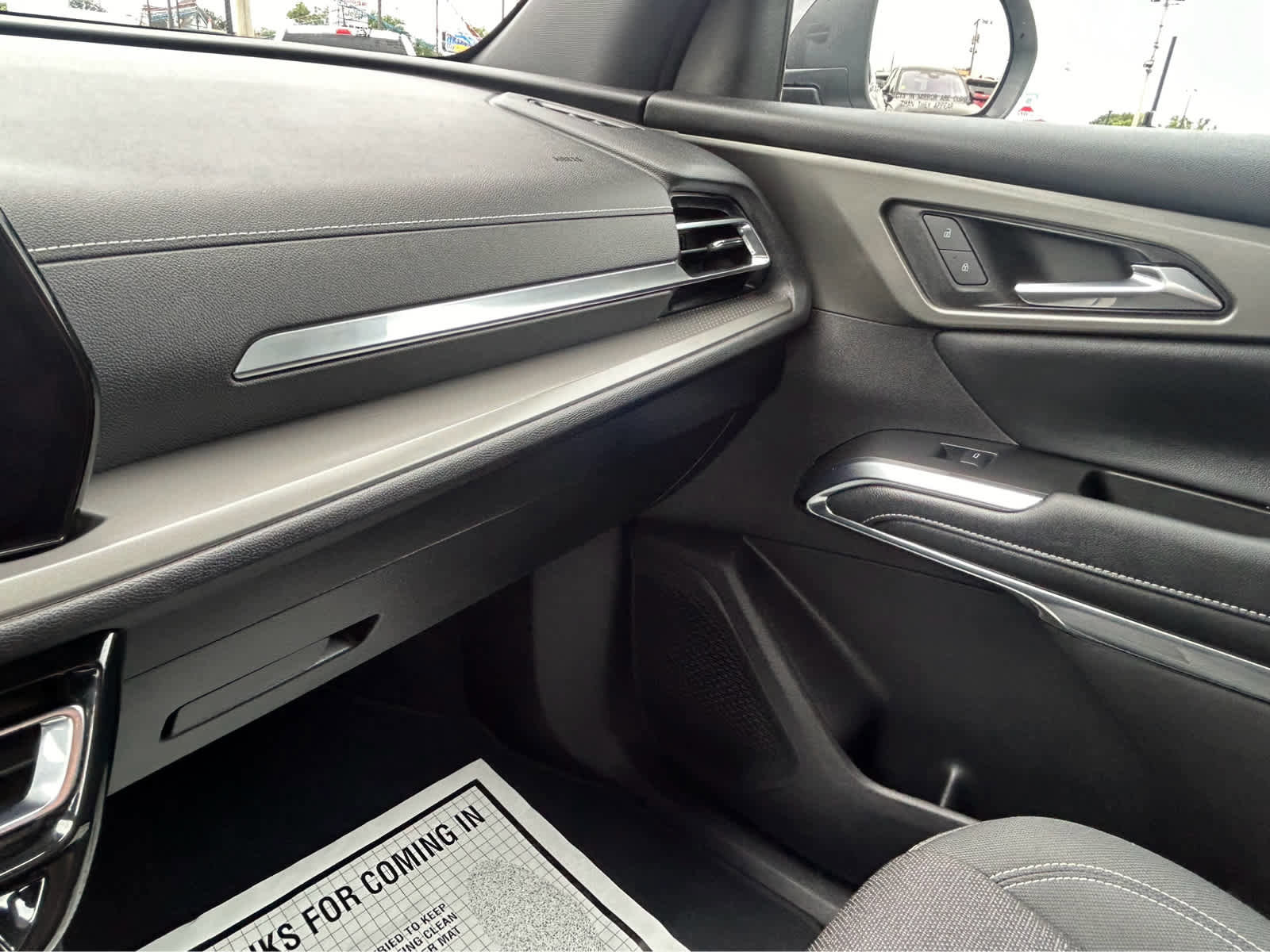 Used 2025 Chevrolet Traverse LT image 49