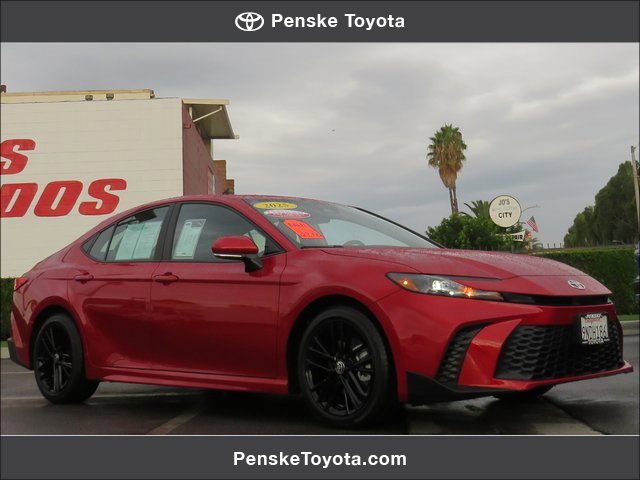 Certified 2025 Toyota Camry SE image 1
