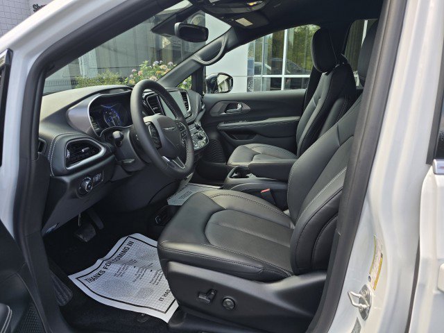 New 2026 Chrysler Pacifica Select image 2