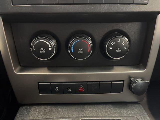 Used 2012 Jeep Liberty Sport w/ Driver Convenience Group image 21