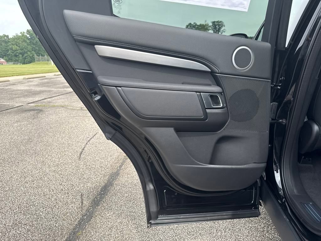 New 2025 Land Rover Discovery Dynamic SE image 13