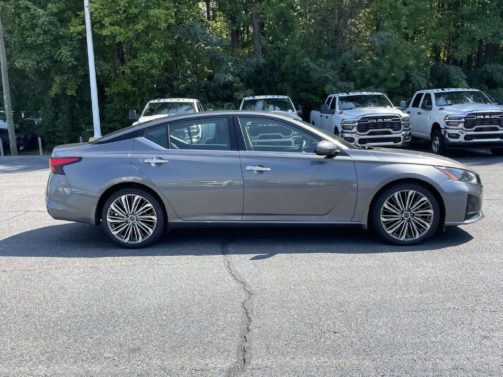 Used 2023 Nissan Altima 2.5 SL FWD image 9