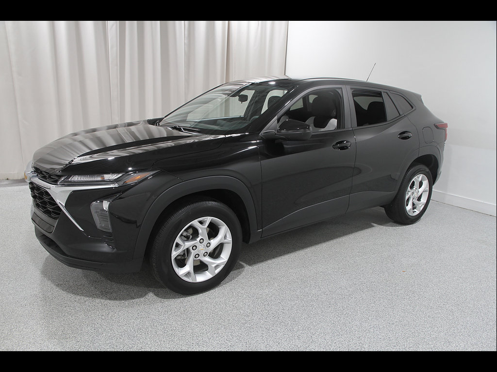 Used 2024 Chevrolet Trax LS w/ LS Convenience Package FWD image 3