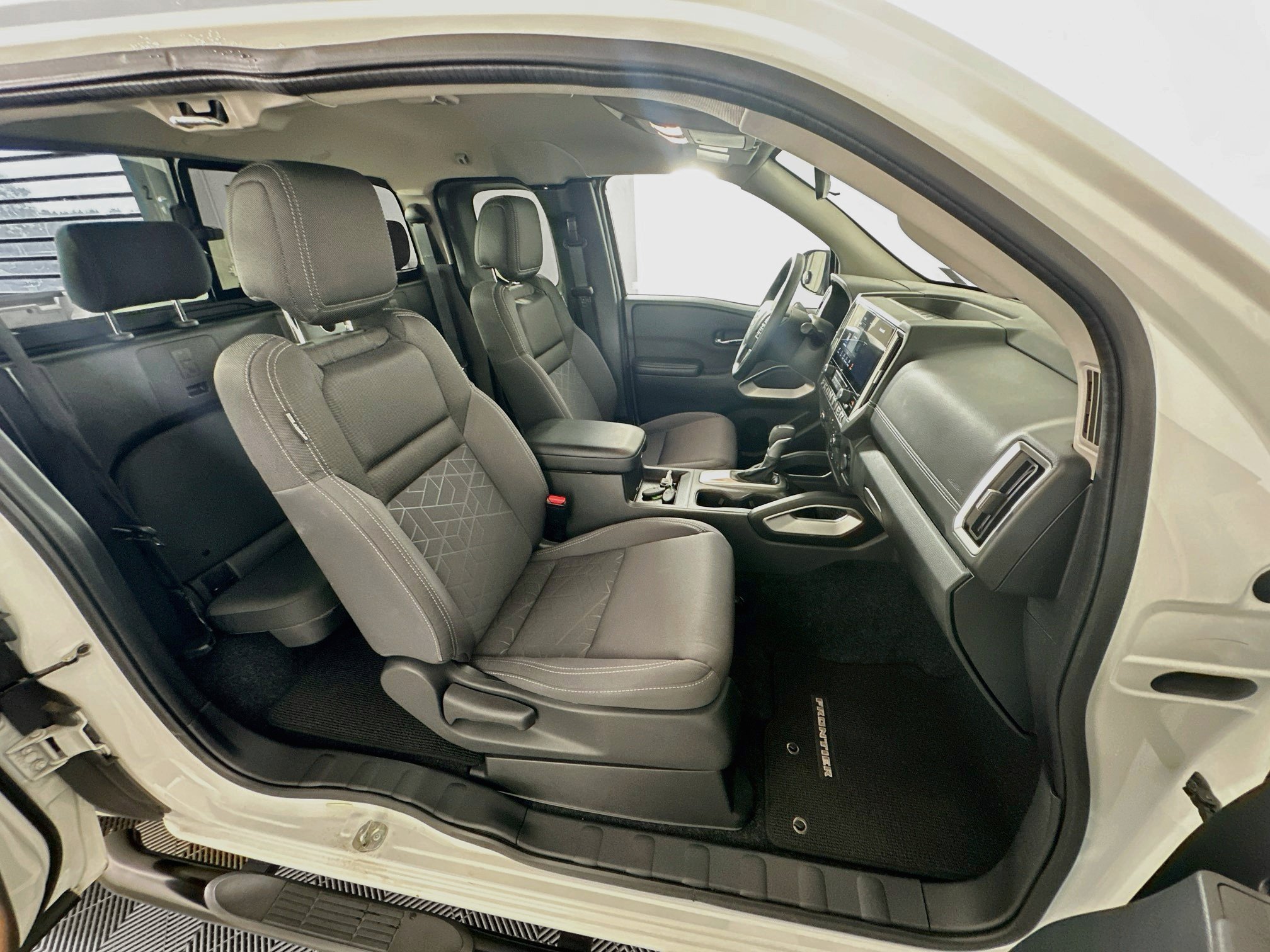 Used 2025 Nissan Frontier SV RWD image 29