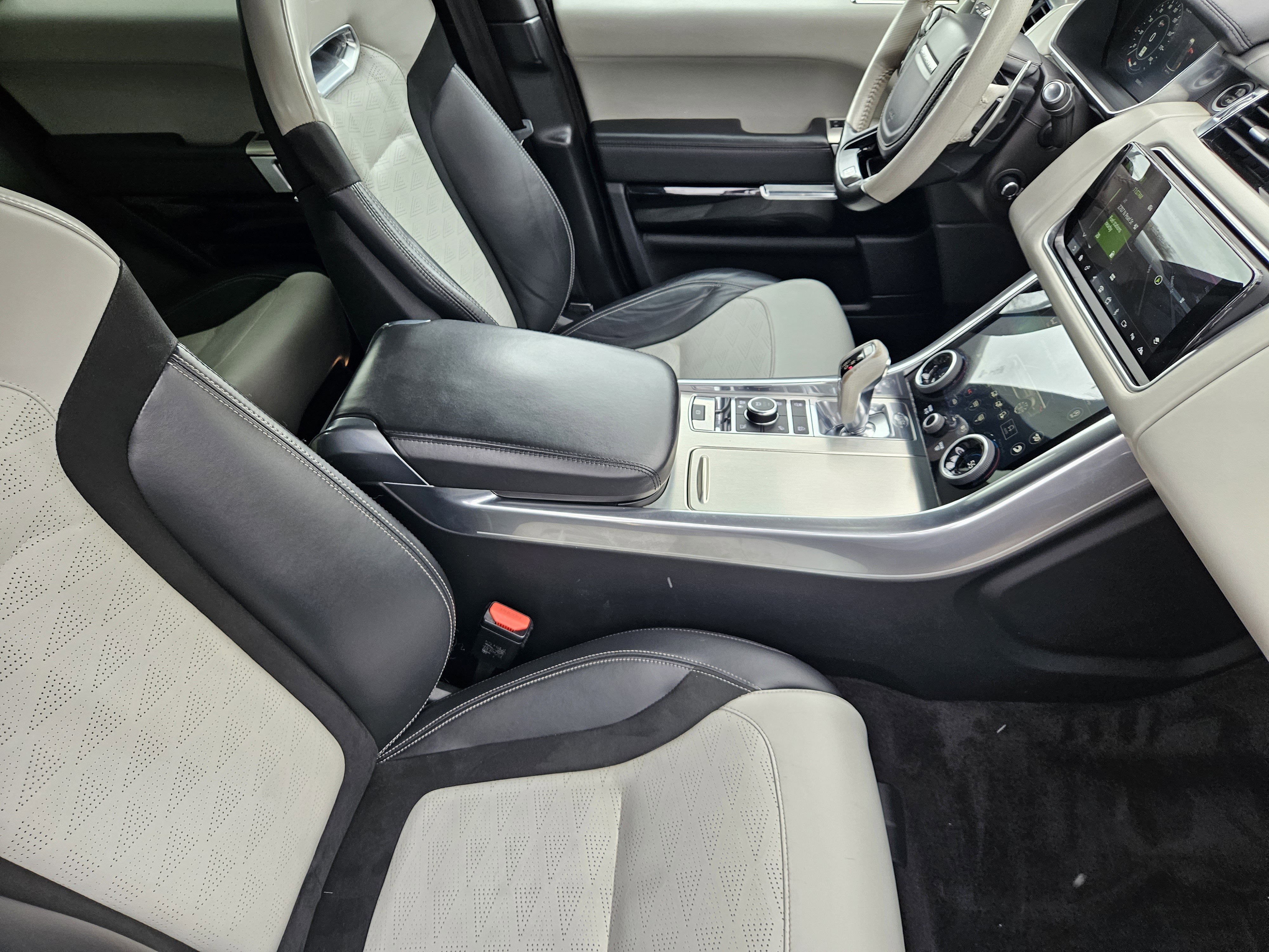 Used 2018 Land Rover Range Rover Sport SVR image 16