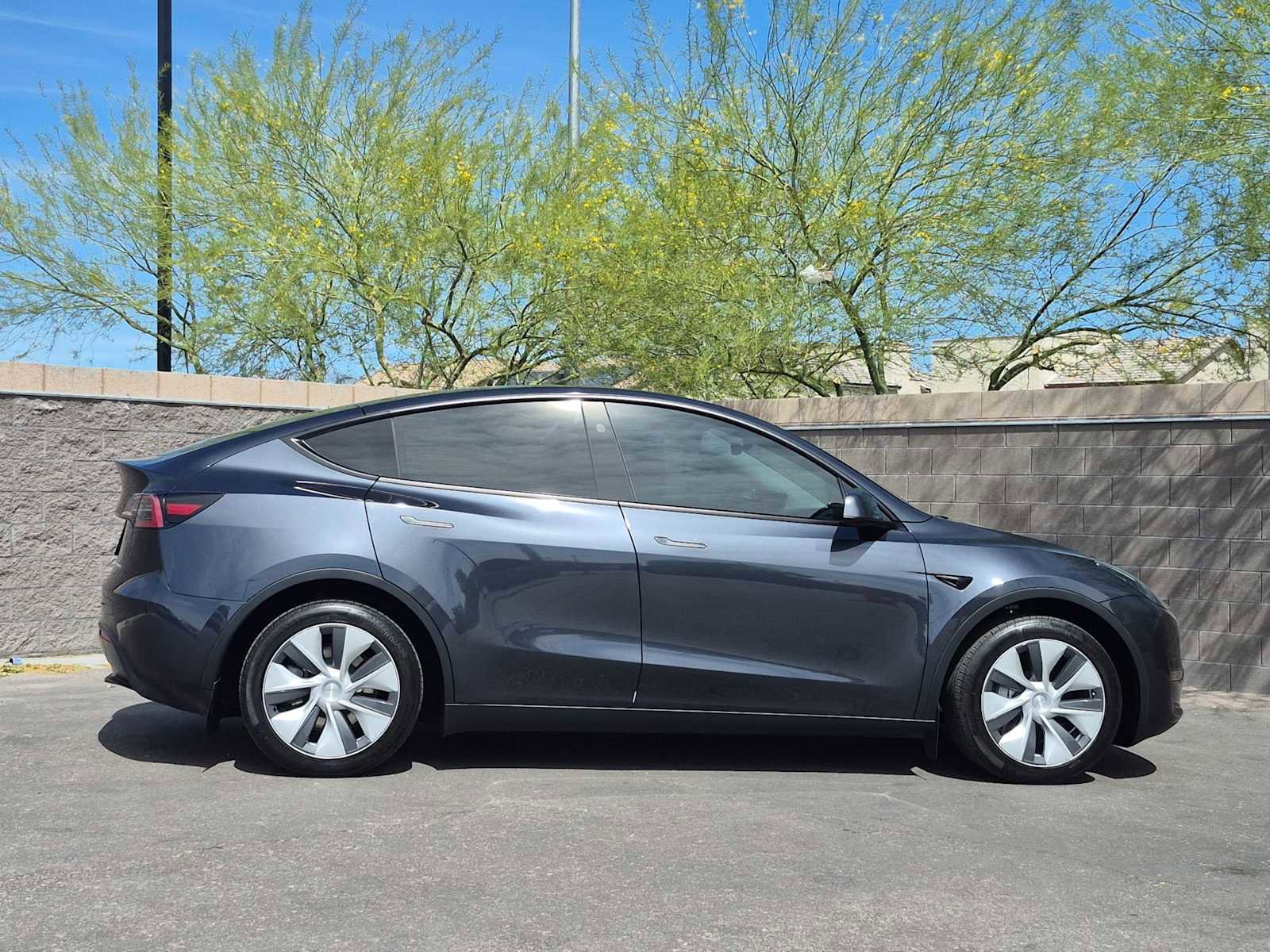 Used 2024 Tesla Model Y Long Range AWD/4WD image 10