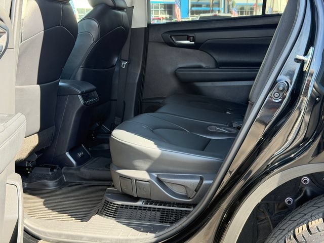 Used 2023 Toyota Highlander XLE FWD image 18