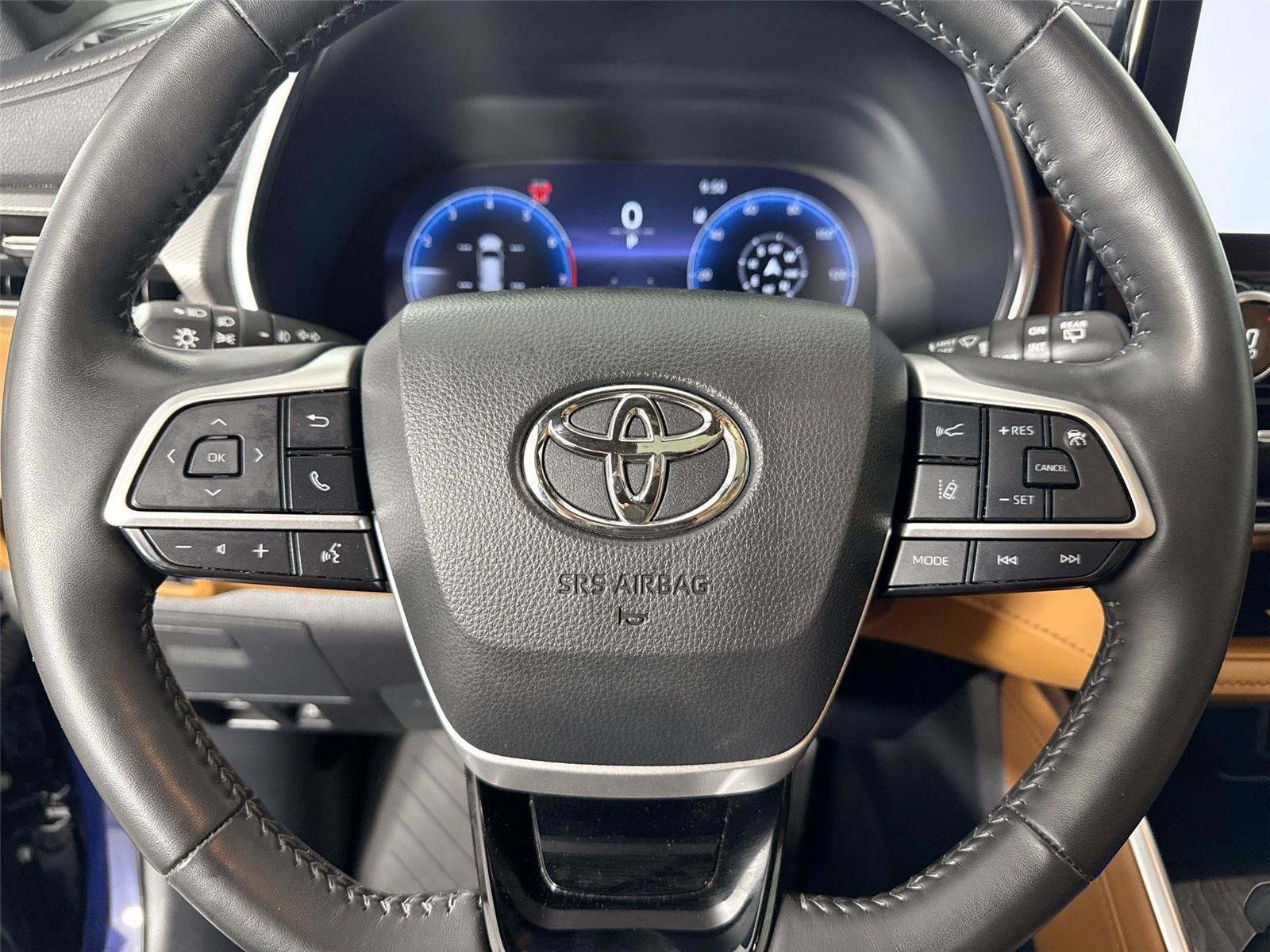 Used 2024 Toyota Highlander Platinum FWD image 17