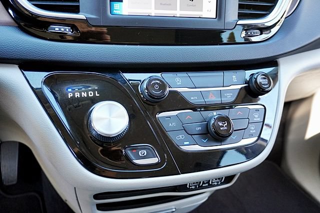 Used 2022 Chrysler Voyager LX FWD image 28