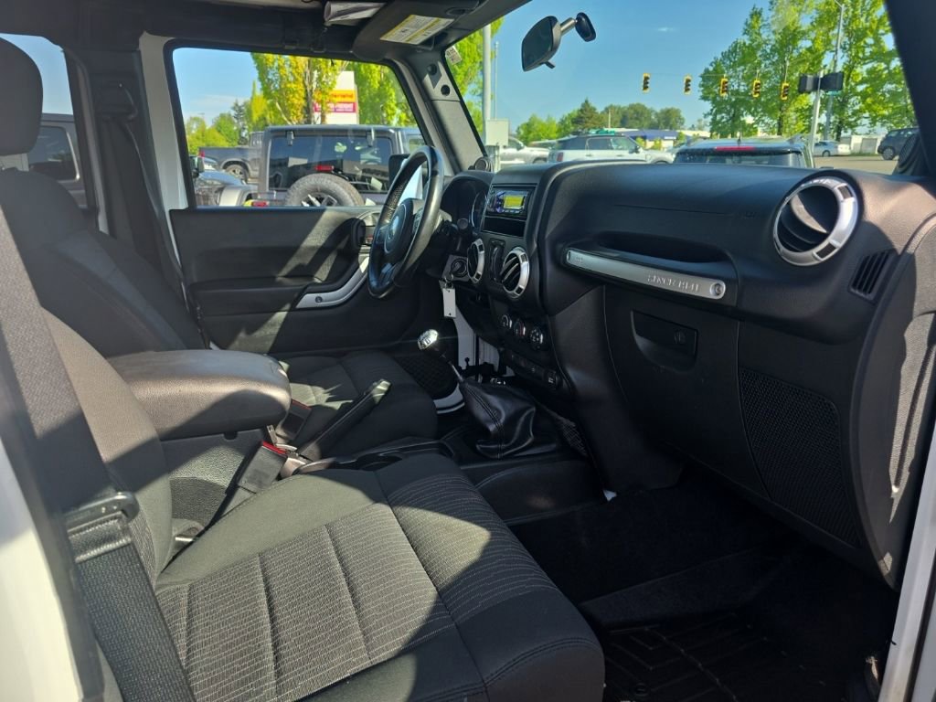 Used 2012 Jeep Wrangler Unlimited Rubicon AWD/4WD image 10