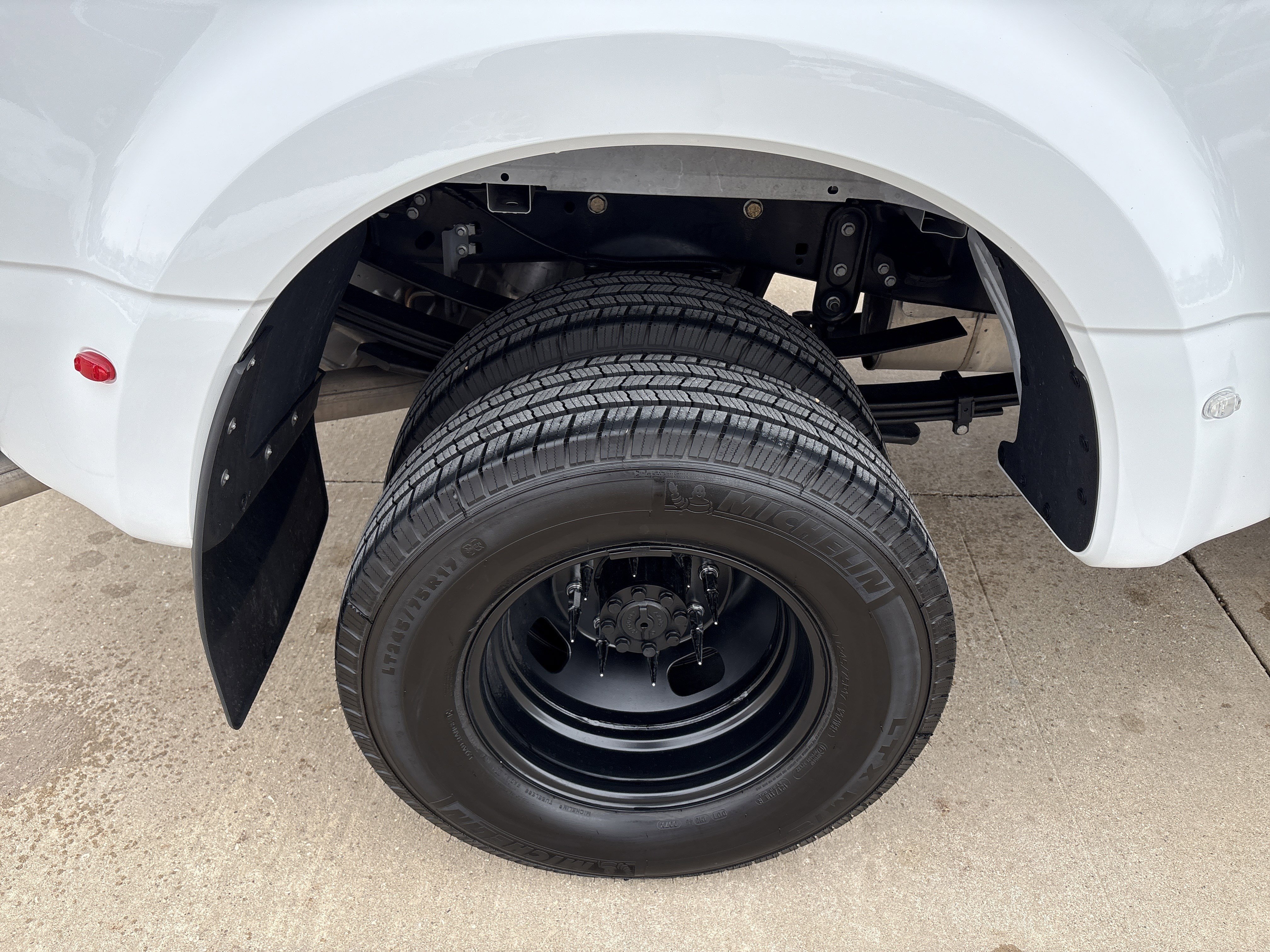 Used 2024 Ford F350 XLT w/ Snow Plow/Camper Package image 8