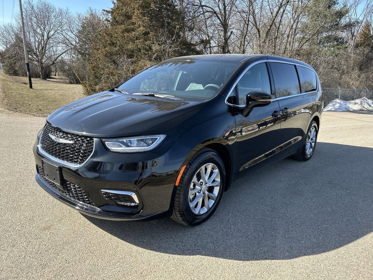 Used 2026 Chrysler Pacifica Limited image 2