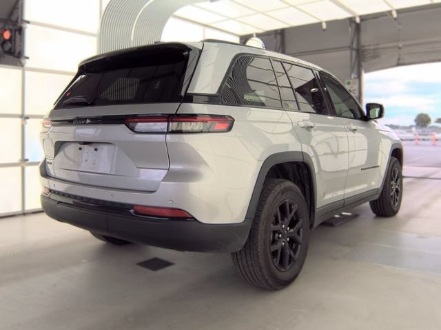 Used 2025 Jeep Grand Cherokee Altitude AWD/4WD image 3